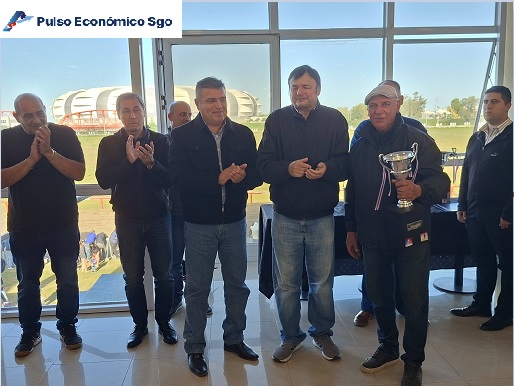 El Ministro de Economía de la provincia Atilio Chara entrega el premio mayor al stud Piedra Grande